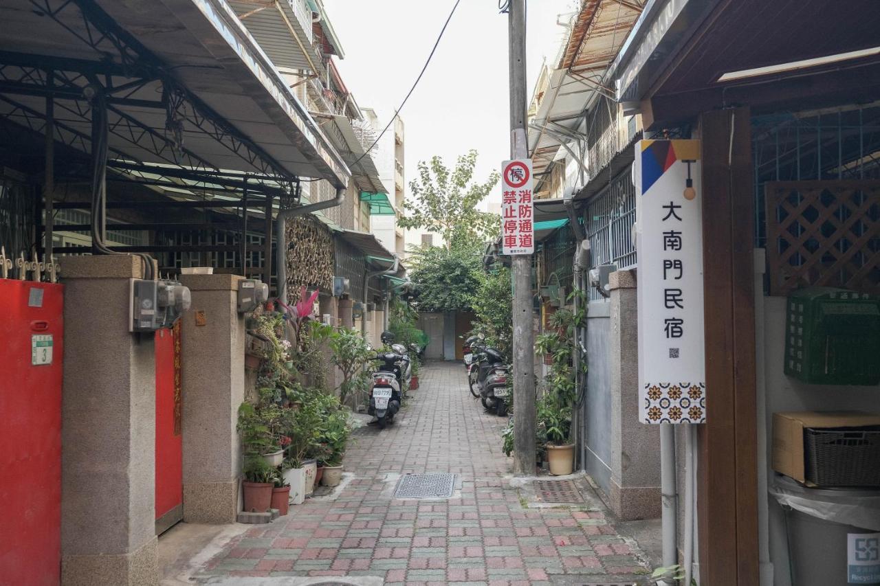 South Gate Home Stay Tainan Extérieur photo